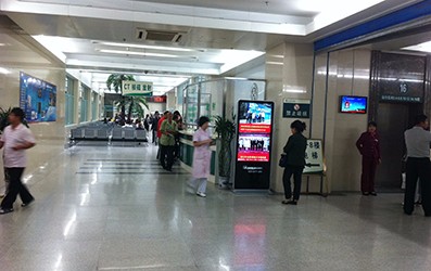 内蒙古某人民医院立式广告机