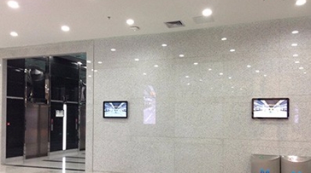 武汉地铁智能壁挂广告机